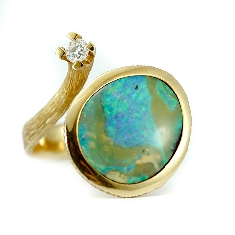Ole Lynggaard, Ring in 14k gold with an opal and a diamond