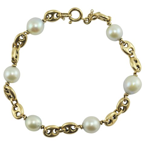 A pearl bracelet of 14k gold