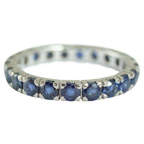 Ring of 14k white gold set with sapphires
