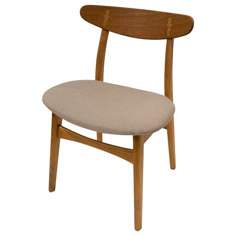 Hans J. Wegner; Sæt på seks spisebordsstole af ege- og teaktræ, lyst uld, model CH-30