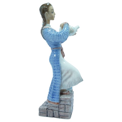 Dahl Jensen; Porcelæns figur, kvinde med thepotte #1307