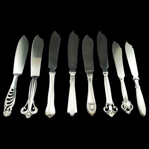 Stort udvalg i lagkageknive i tretårnet sølv