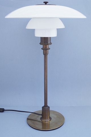 Poul Henningsen; Jubilæums PH-3/2 bordlampe fra 1994 af bruneret messing med skærme af opalglas