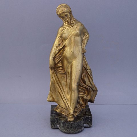 Forgyldt bronzefigur; stående nøgen kvinde i løse gevandter fra starten af 1900-tallet