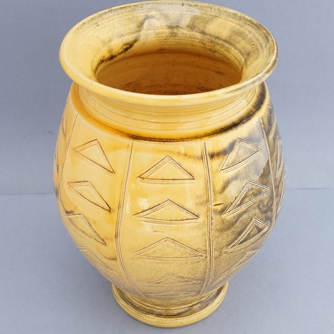 Herman A. Kähler; vase i lertøj fra 1930erne dekoreret med gul uranglasur