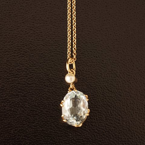 Halssmykke med akvamarin og perle med guldkæde 14 karat