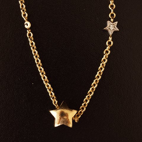 Ole Lynggaard; halssmykke i 14 karat guld med stjernelås og stjernevedhæng med to diamanter