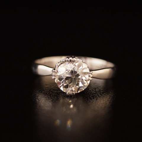Ring med 1 stor diamant fattet i platin, 1,30 ct.