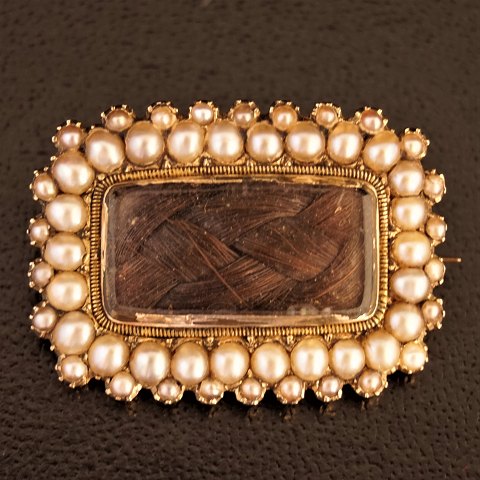 1800-tals broche af 14 kt. guld med perler og flettet hår