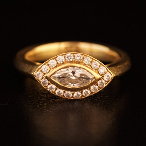 Hartmanns; Ring af 18 kt. guld med 1 stor river diamant omkranset af 18 mindre
