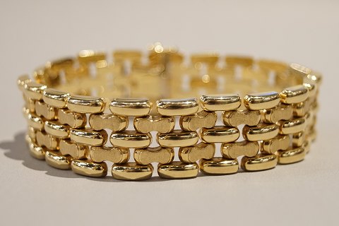 A bracelet of 14k gold