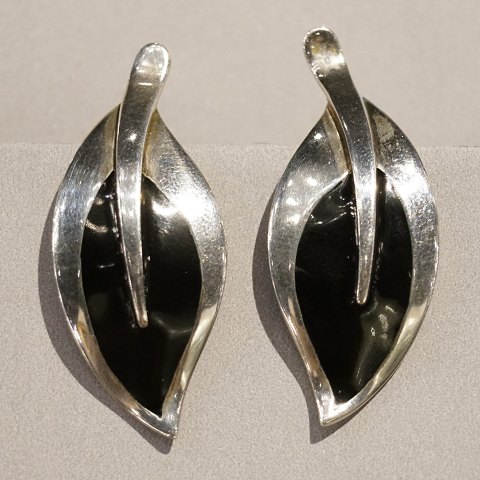 N. E. From; Øreclips af sterling sølv med sort emalje
