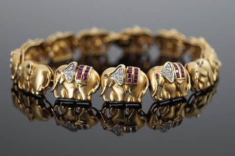 Armbånd med elefanter af 18 kt. guld med rubiner og diamanter