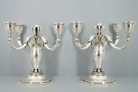 K. C. Hermann; Par fire-armede lysestager af tretårnet sølv, 1930