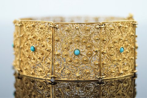 Bredt filigran armbånd med turkiser, fattet i 18 kt. guld