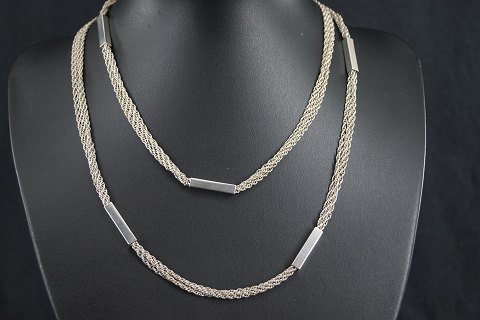 A long necklace made of silver, l. 89,5 cm