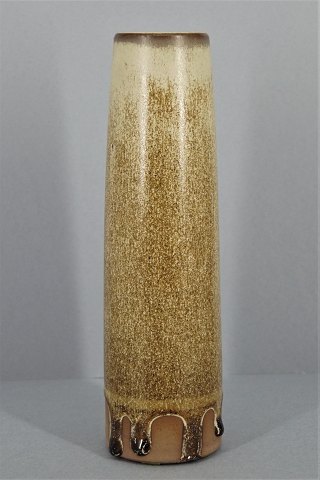 Palshus, Per Linnemann-Schmidt; Cylindrisk keramik vase