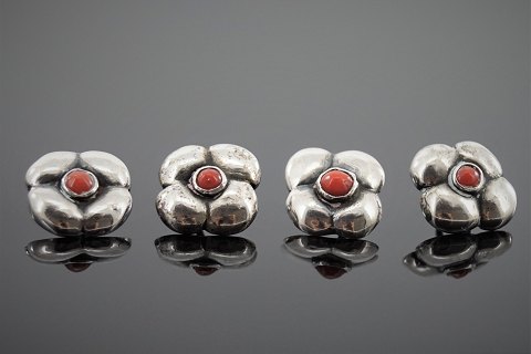Evald Nielsen; Fire skønvirke knapper af sølv med koral