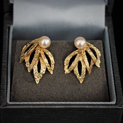 A pair of earrings set with pearls, 14k gold
