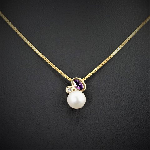 Aagaard; A necklace of 14k gold, set with an amethyst, a pearl and a diamond