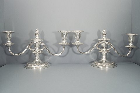 Par engelske tre-armede lysestager af sølvplet