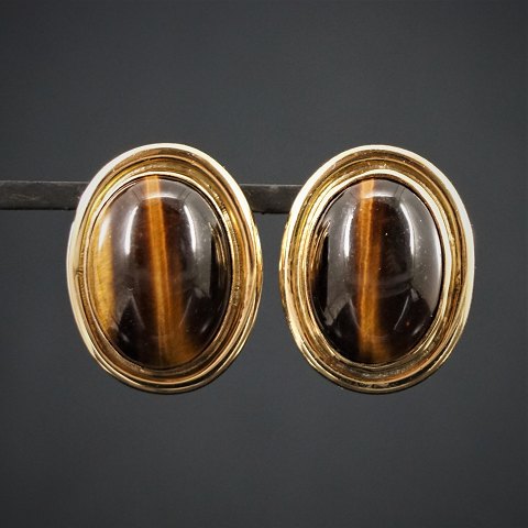 Øreringe af 14 kt. guld prydet med tigerøje