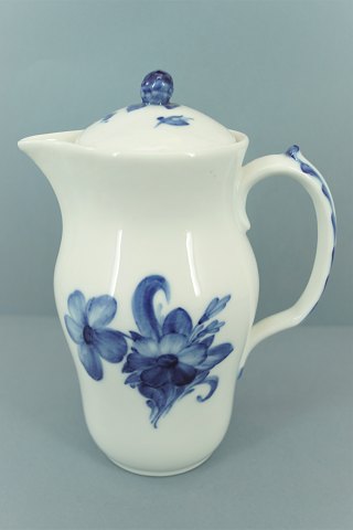 Royal Copenhagen, Blå Blomst, flettet; Kande med låg, porcelæn #8145