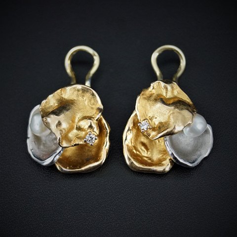C. Antonsen; Øreringe/øreclips af 14 kt. guld og hvidguld med perle og diamant