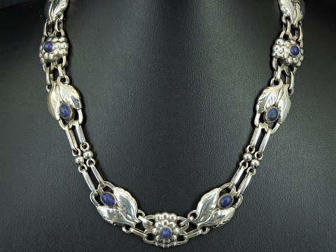 Georg Jensen; Halscollier af sølv prydet med lapis lazuli #1