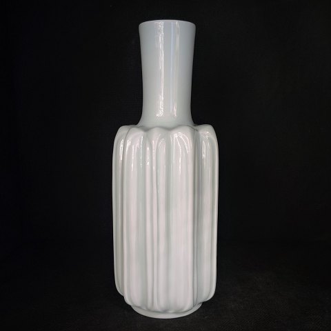 Bing & Grøndahl, Lisbeth Munch-Petersen; Vase af porcelæn #748