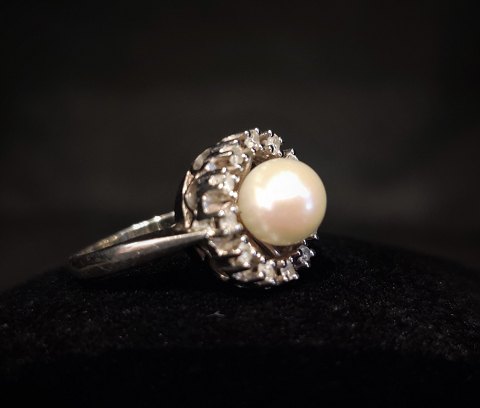 Flemming Lund; Ring af 14 kt. hvidguld, prydet med perle og diamanter