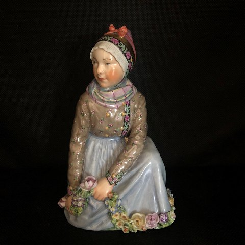 Royal Copenhagen, Carl Martin Hansen; porcelæns figur af Fanø pige #12413