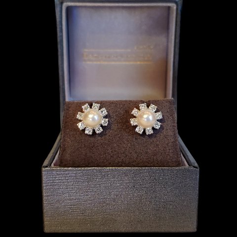 C. Antonsen: Par øreringe/ørestikker i 18 hvidguld med perle og diamanter