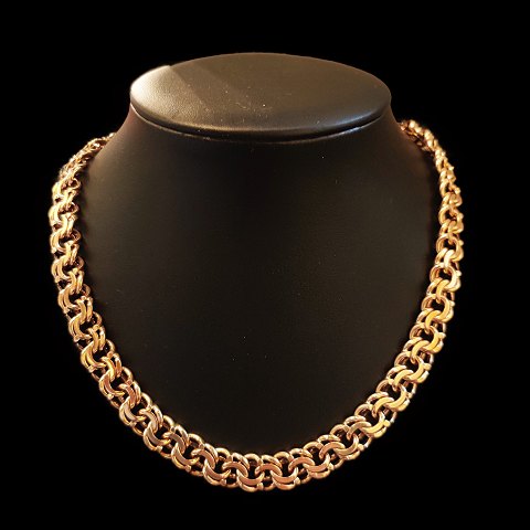 Surel; A heavy necklace in 14k gold, w. 10 mm.