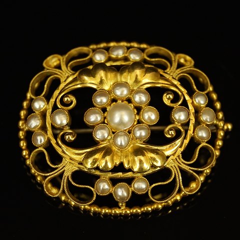 Georg Jensen; Stor oval broche i 18 kt. guld med perler