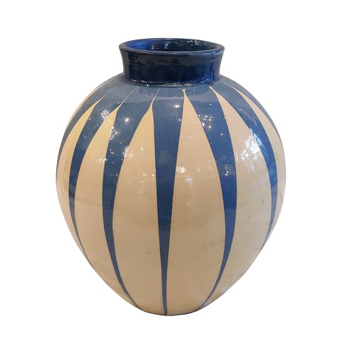 Herman A. Kähler; Stor vase i lertøj med mønster i råhvid og blå glasur