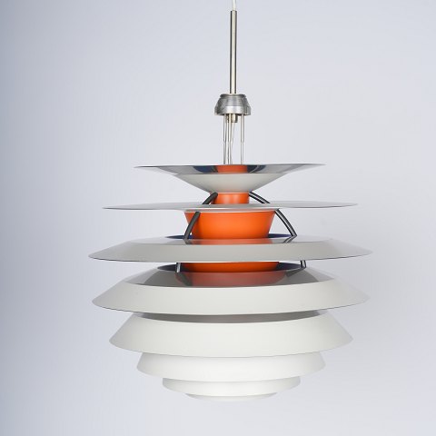 Poul Henningsen PH Kontrast lampe med hvide metal overskærme og chrome underskærme.