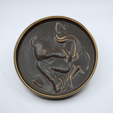 Jais Nielsen for Saxbo; Lille fad i keramik, med brun glasur