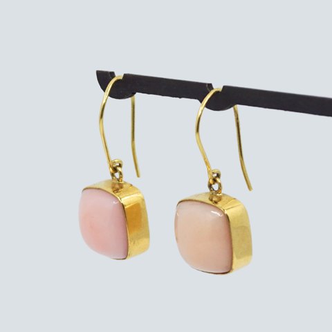 Pair of earrings in 18k gold set with coral