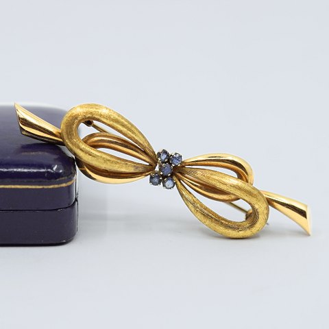 A Brooch of 18k gold set with sapphires
