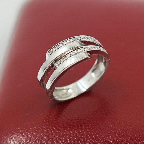 A diamond ring in 14k white gold