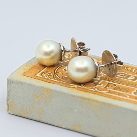 Carsten G.H. Sørensen; Pair of South Sea pearl earrings in 18k white gold