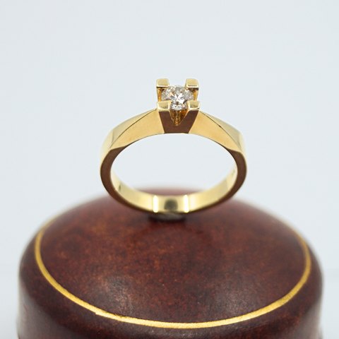 Henning Ulrichsen; A diamond ring in 14k gold