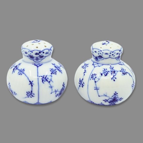 Royal Copenhagen, blue fluted half lace; Salt and pepper set no. 711