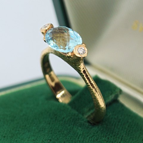 Ring in 14k gold set with aquamarine and diamonds