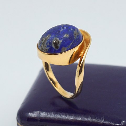 Karen Strand; Ring of 18k gold set with lapis lazuli