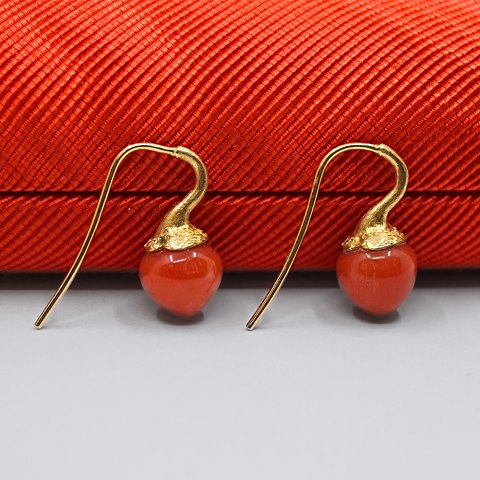 Ole Lynggaard; Dew Drop earrings of 18k gold with coral