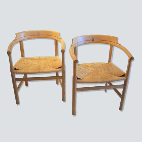 Hans J. Wegner; Pair of armchairs PP62, oak and wengé