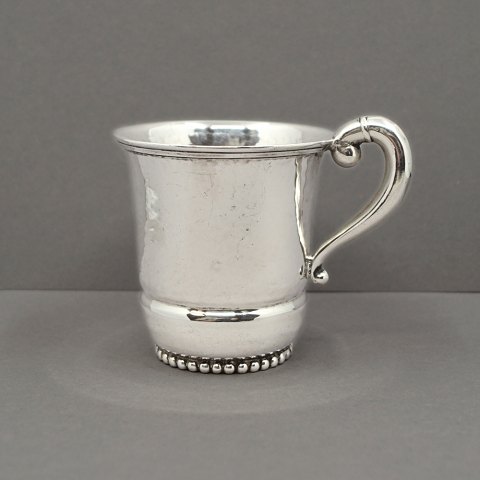 A children cup of hallmarked silver, 1930