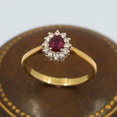 Ring i 18 kt. guld med rubin og diamanter